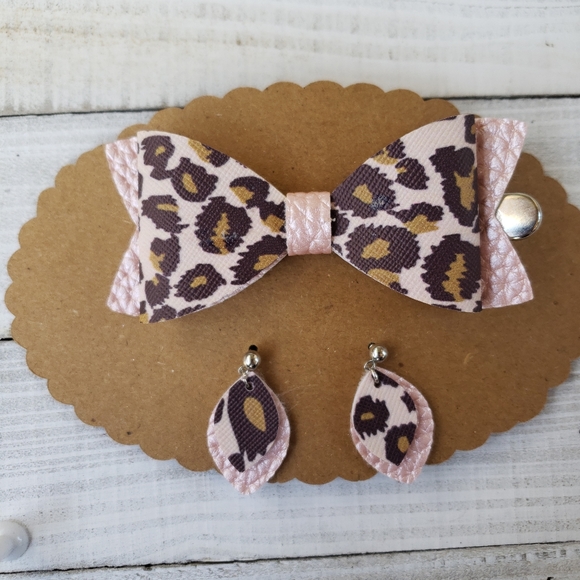 Little Girl Faux Leather Bow and Earrings set - Picture 2 of 3